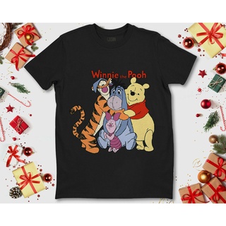 เสื้อยืดวินเทจราคา เสื้อยืดลําลอง พิมพ์ลาย Winnie The Pooh Hugging แฟชั่นสําหรับผู้ใหญ่ ทุกเพศS-4XL