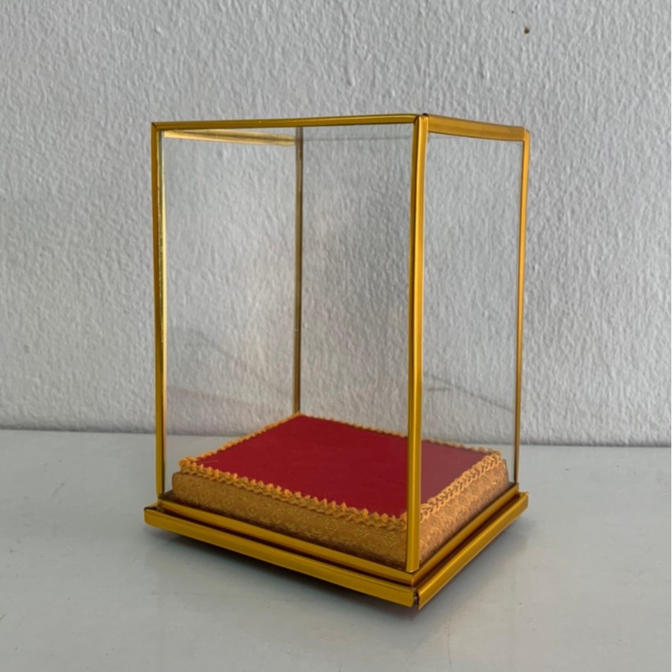 ตู้ครอบพระสีแหลี่ยมกระจกใสคิ้วขอบทอง  ขนาด 9*11*16 cm. (ไม่รวมองค์พระ) TC-03