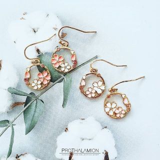 Korea Cute White Pink Sakura with Diamond Gold Earrings : ต่างหู ตุ้มหู เกาหลี สี ทอง ซากุระ ชมพู ขาว ประดับ เพชร น่ารัก