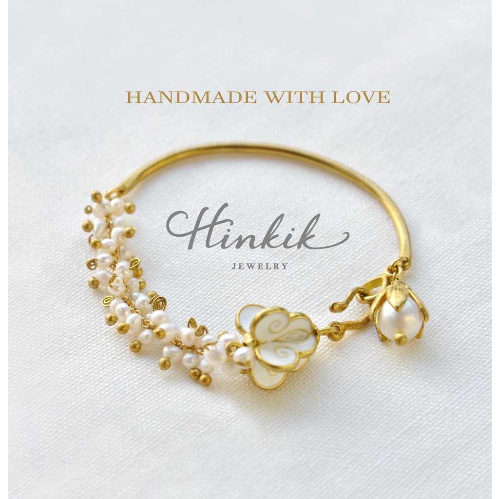 สร้อยข้อมือ ดอกรัก ลงอีนาเมล ประดับด้วย ไข่มุก มุกแท้  Bracelet Crown Flower with enamel & Pearl