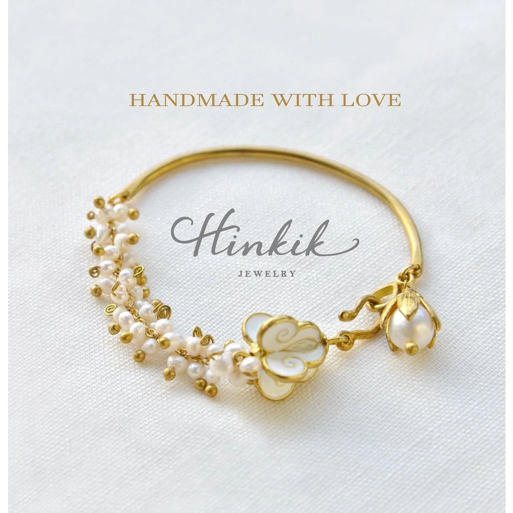 สร้อยข้อมือ ดอกรัก ลงอีนาเมล ประดับด้วย ไข่มุก มุกแท้ Bracelet Crown Flower with enamel & Pearl