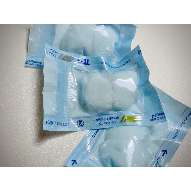 สำลีปลอดเชื้อขนาด 2 ก้อนต่อซอง มีทั้งหมด 15 ชิ้นต่อกล่อง