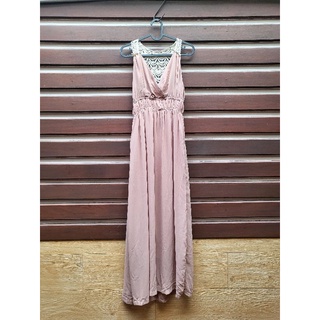 (Used) ชุดเดรสยาวMaxi สไตล์โรมัน สีชมพู  ผ้าชีฟอง มีซับใน ด้านหลังแต่งด้วยลูกไม้ อย่างสวย