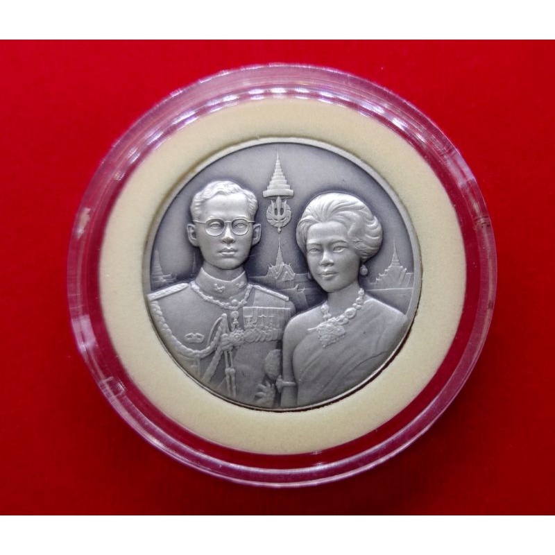 เหรียญ เหรียญที่ระลึก เนื้อเงินรมดำวาระครบ 50 ปี ราชาภิเษกสมรส ในหลวง ร9 พระราชินี พร้อมกล่องหนัง ใบเซอร์ #รัชกาลที่9