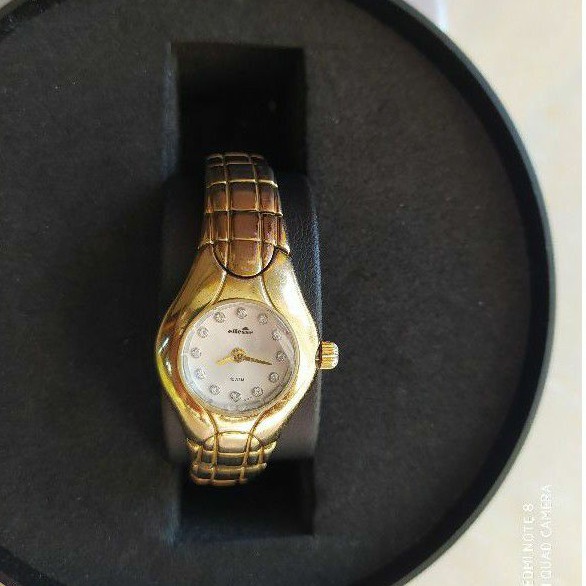 นาฬิกาแบรนด์เนมELLESSE หน้าปัดล้อมเพชร ตัวเรือนสีทองสายสแตนเลสสีทอง ของแท้สภาพใหม่