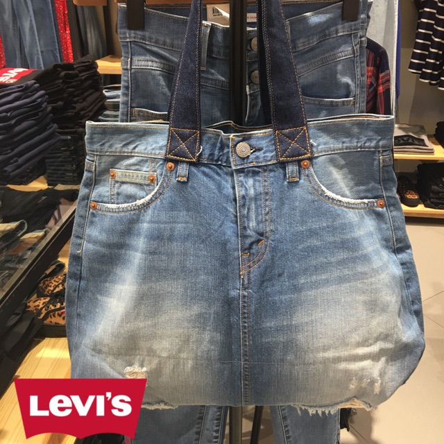 กระเป๋าผ้ายีนส์ Levi’s® Denim Remake  Limited Edition