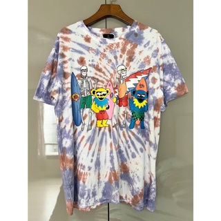 A WORLD DSM "DEAD CAN SURF" TIE DYE COTTON T-SHIRT เสื้อยืดคอกลมแขนสั้น ผ้ามัดย้อม สกรีนตัวหนังสือ รูปโครงกระดูกเซิร์ฟ