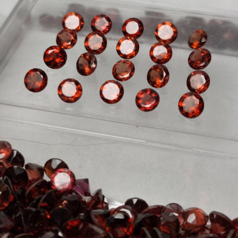 NATURAL 4MM PYROPE GARNET SPRAY STONE