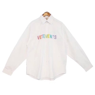 VETEMENTS LOGO GLITTER COTTON POPLLIN LONG SLEEVE SHIRT IN WHITE เสื้อเชิ้ตคอปกแขนยาว แบรนด์เวตมองต์สสีขาว ปักเลื่อมรุ้ง