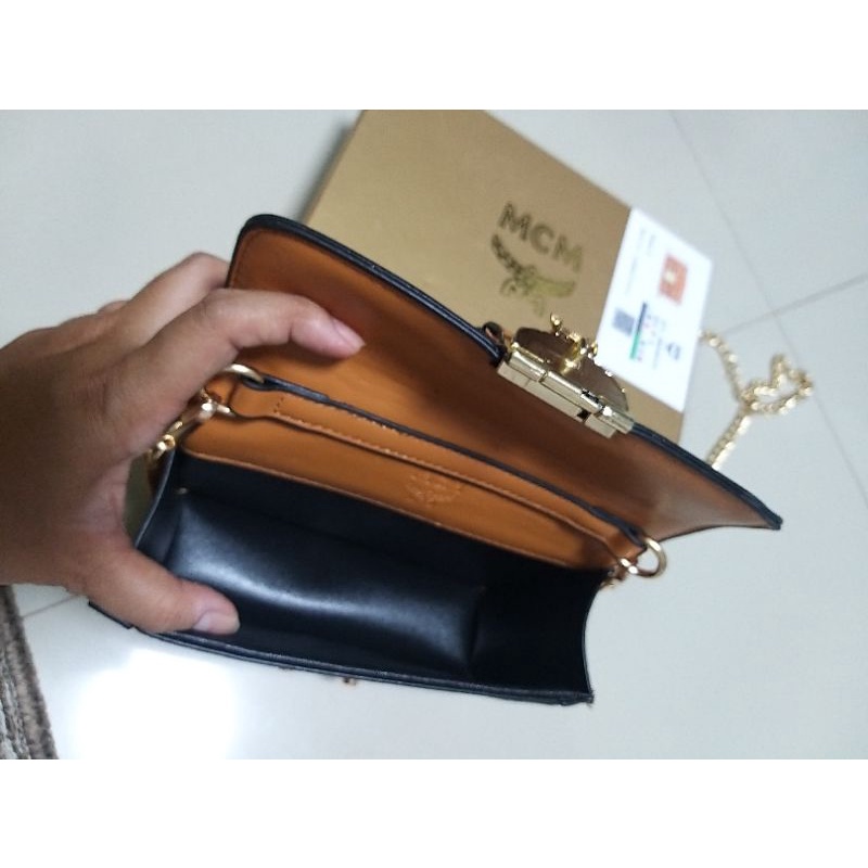 กระเป๋าสะพายข้าง MCM