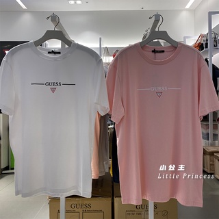 Guess เสื้อยืดคอกลมแขนสั้นพิมพ์ลายตัวอักษรทรงสามเหลี่ยมสไตล์คลาสสิกสําหรับผู้หญิง