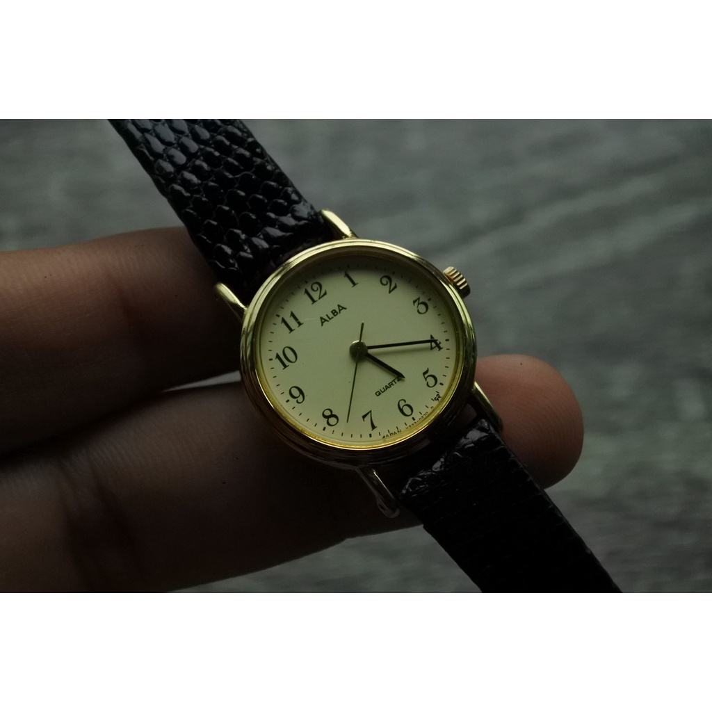 นาฬิกา Vintage มือสองญี่ปุ่น ALBAระบบQuartz ผู้หญิง ทรงกลม กรอบทอง หน้าทอง หน้าปัด 25mm