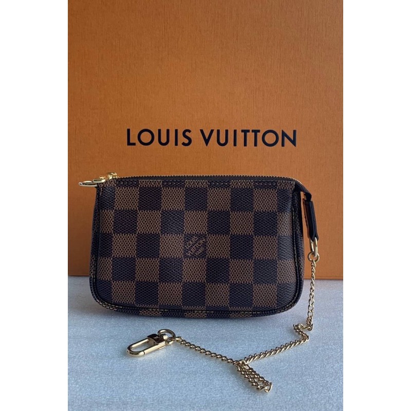 (ผ่อน0%) กระเป๋า คล้องมือ New Louis Vuitton LV MINI POCHETTE ACCESSOIRES DC20 ลาย damier สีน้ำตาล
