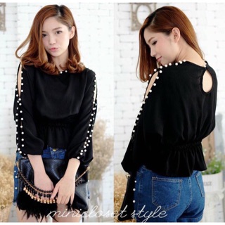 พร้อมส่งพรุ่งนี้  Newww เสื้อเว้าแขนแต่งมุก ผ้าชีฟองเนื้อบางเบา พริ้วๆ เพิ่มความหวานด้วยการแต่งมุกที