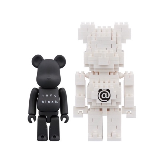 คู่ BE@RBRICK x nanoblock, a set including a 100% White Be@rbrick and a Black nanoblock figure (Bearbrick)