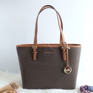 Michael kors medium carryall tote ขนาด top 15.5" bottom 12" L x 10.5" H x 4.5  ทรงสวย ขนาดกำลังดีเลยค่ะ