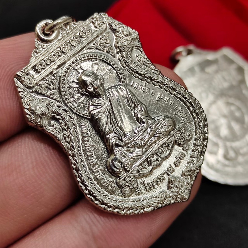 เหรียญไตรมาส 93 หลวงพ่อรวย วัดตะโก เนื้อกะไหล่เงิน เป็นเหรียญที่มีความสวยงามมาก หลวงพ่อพุทธาภิเษกได้