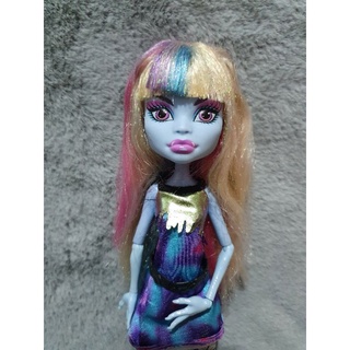 **มือสอง** Used Monster high มือสอง ของแท้ ปากถลอกนิดหน่อย ตุ้มหูข้างเดียว ผมยุ่ง ได้อุปกรณ์ตามภาพ ขนาดประมาณ 12 นิ้ว