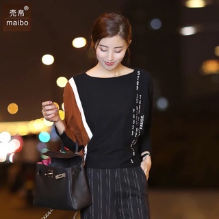 เสื้อไหมพรมทรงปาดไหล่ลูกเล่นสลับสี ตบแต่งงานปักตัวหนังสือประดับอะไหล่ ผ้าเกรดพรีเมี่ยม เนื้อนุ่มมากกก