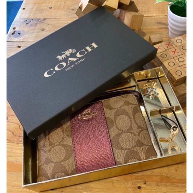 เซ็ทกล่อง กล่องของขวัญ กระเป๋าคล้องมือ สีแดง ลายC BOXED CORNER ZIP WRISTLET IN SIGNATURE CANVAS (COACH F80151)