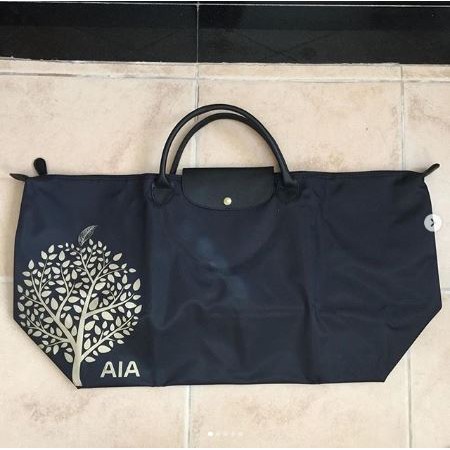กระเป๋าถือ สีดำ เนื้อกระเป๋า ดีมาก AIA เป็นแบบมัน เรียบหรู ดูแพง ใส่ของเยอะ เทียบเท่าแบรนด์เลย ดีมากจริงๆ ของใหม่ มือ1