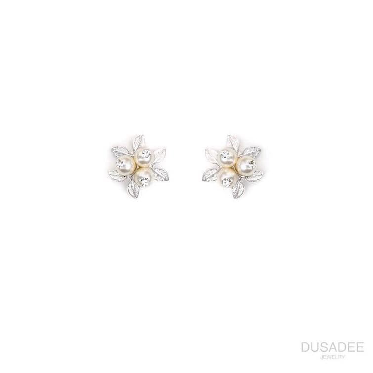 Cherry wreath earrings ต่างหูเงินแท้ ชุบทองคำขาว ประดับเพชรสวิตน้ำ100 แบรนด์ Dusadee Jewelry