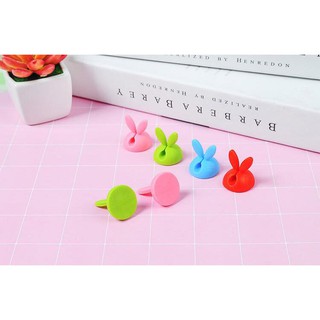 คลิปหนีบสายชาร์ท USB หูกระต่ายเซทละ 4 ชิ้น สี แดง ชมพู เขียว และฟ้า เซทละ 60 บาท