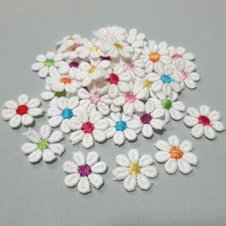 ผ้าลูกไม้ ดอกเดซี่ (50 ชิ้น) ดอกไม้ตกแต่ง คละสีตัดเป็นชิ้น (คละสีตามสีที่มี ณ ปัจจุบัน) สีล้วนตัดเป็นเส้นยาว 1 เมตร
