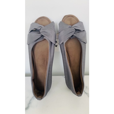 รองเท้าผ้าไหมสีเทาส้นเตี้ยพื้นกำมะหยี่ยี่ห้อNU