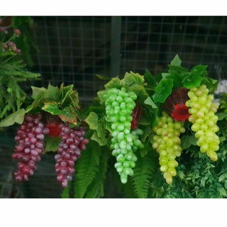 กระเช้าองุ่นเสมือนจริง  ในกระเช้าประกอบด้วย องุ่น 2 พวง ใบ14ก้าน มี3สี