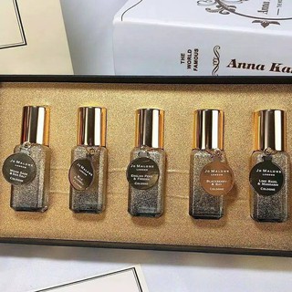 Set Jomalone 9ml  limited edition แพคเกจสีทอง หรูหรามาก  ส่ง 1800 บาท ประกอบไปด้วยกลิ่น ดังนี้  **limebasil **english pe