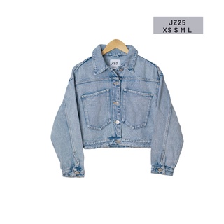 เสื้อแจ็คเก็ตยีนส์  jacket zara แท้ สียีนส์ฟอกซีด กระเป๋าอกใหญ่ กระดุมเงินตัวหนังสือใหญ่