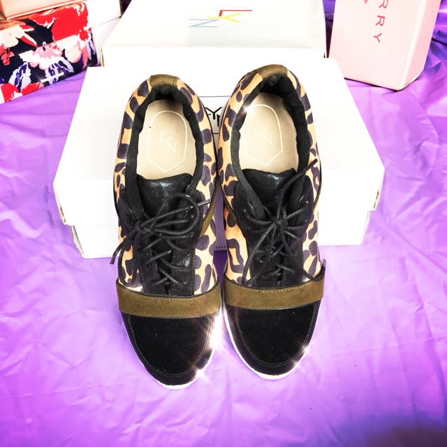 รองเท้าผ้าใบ 👟 LYN แท้