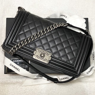 New Chanel boy black caviar 10” (โซ่เงินรมควัน) ของแท้ 100%