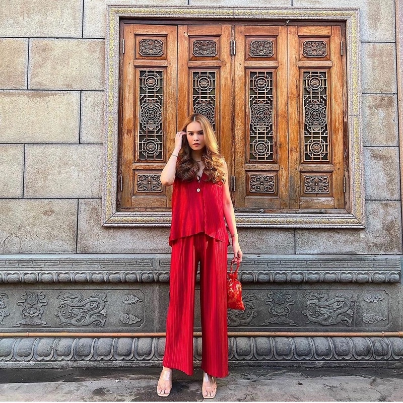 ส่งต่อ เซ็ทชุดพลีทสีแดงจาก friendthings.ig