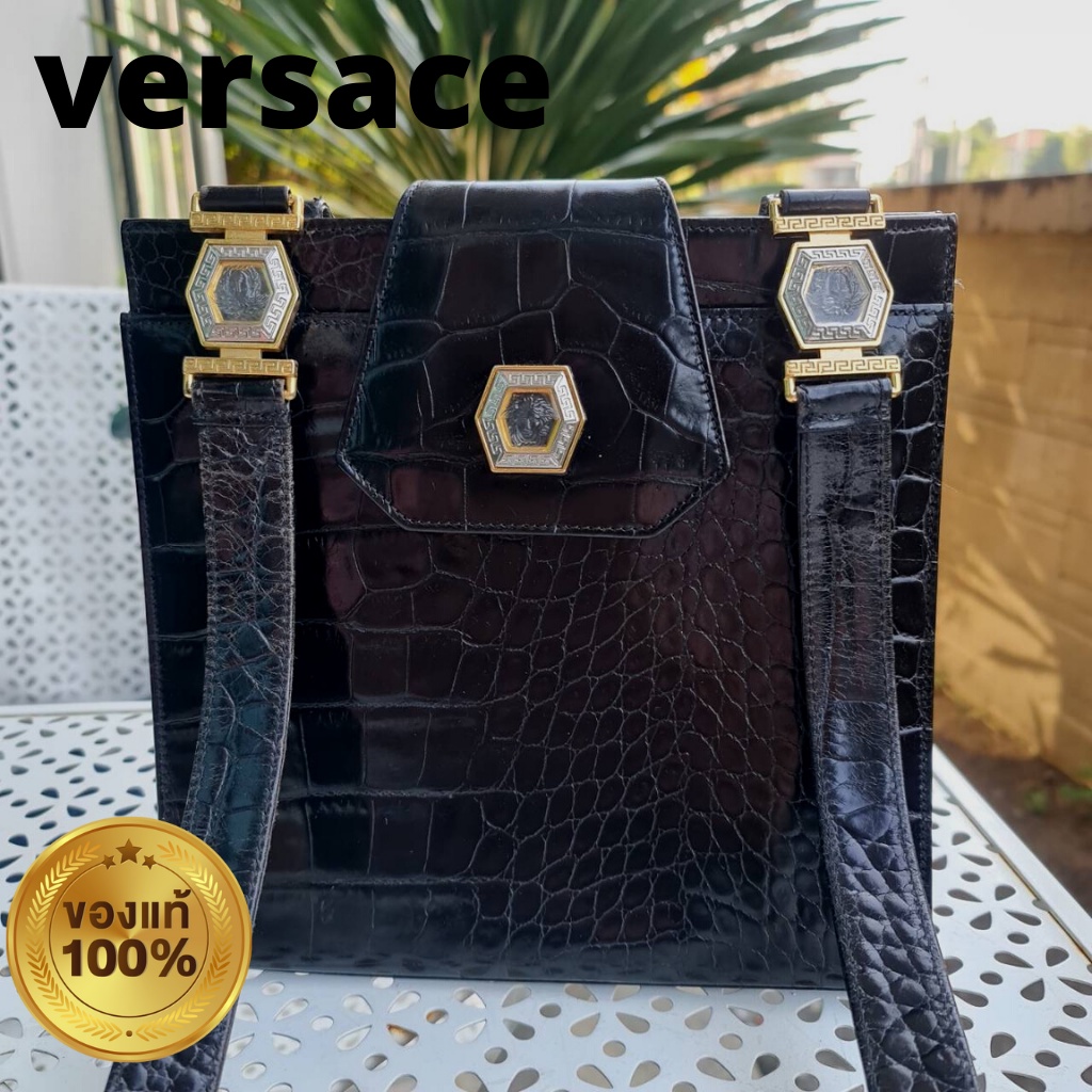 Versace กระเป๋าสะพายเวอร์ซาเช่มือสองของแท้หน้าเมดูซ่า หนังแท้ลายจระเข้สีดำสวยมากทรงสวย ซับในสะอาด อะไหล่ทอง ไม่มีตำหนิ