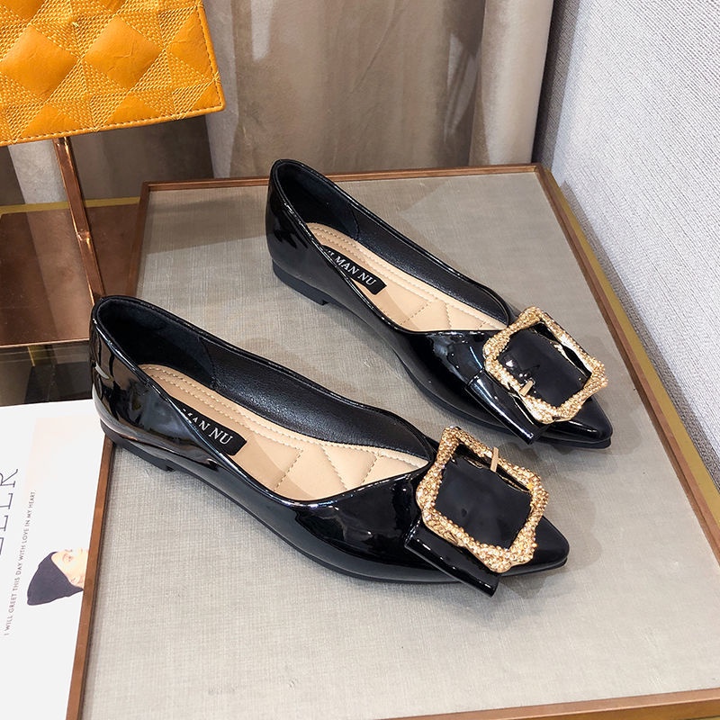 Jolen 2022 รองเท้าหนัง หัวแหลม ส้นแบน หัวเหลี่ยม แต่งหัวเข็มขัด สีดํา สําหรับผู้หญิง