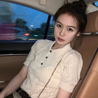 KSTYLE4U เสื้อไหมพรม คอปกฉลุ กระดุม3เม็ด #8845  ทรงเกาหลี เสื้อผ้าแฟชั่น