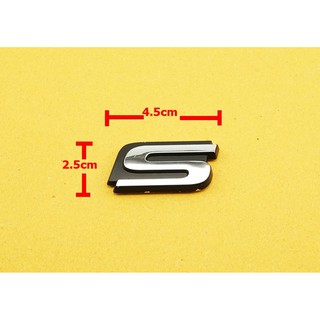 ป้ายโลโก้พลาสติกดำ/โครเมี่ยมอักษร S  ขนาด 4.5x2.5cm สำหรับติดรถยนต์ด้านหลังติดเทปกาวสองหน้า