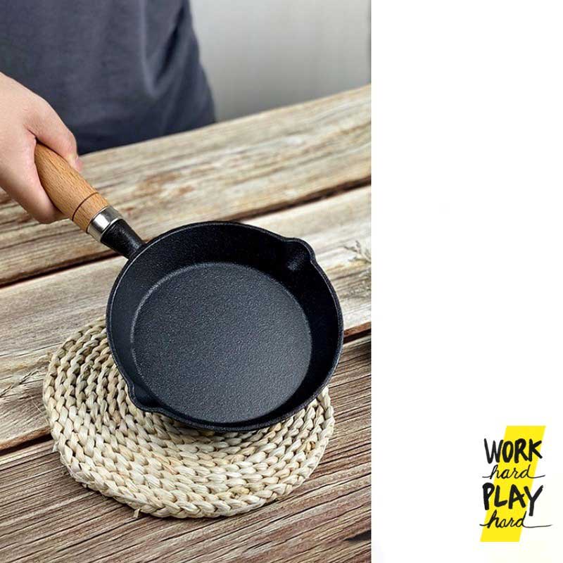 WHPH shop กระทะทอดไข่ดาว Sauce Pan 10/15cm กระทะเหล็กหล่อ ด้ามไม้จริง คุณภาพงานส่งออก ขายบน Amazon