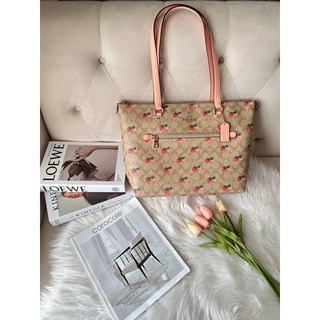 Gallery Tote In Signature Canvas With Strawberry Print  มี 1 ใบ