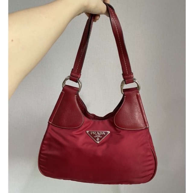 Prada nylon hobo shoulder bag  สภาพดี ของแท้ กระเป๋ามือสอง แบรนด์เนม ปราด้า พราด้า