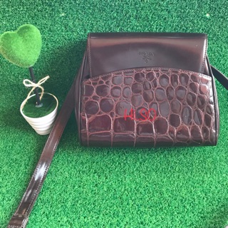 💕กระเป๋า cross body ”PRADA” หนังแก้วสีน้ำตาลปั๊มลาย สภาพใช้งานค่ะ
