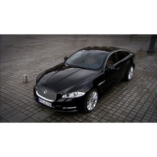 โมเดลรถ 1:24 2010 Jaguar XJ [Welly]