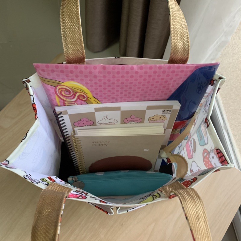 กระเป๋าผ้าเคลือบกันน้ำลายน่ารัก กระเป๋าถือกันน้ำ size A4 มีซิปด้านบน & มีช่องใส่ของด้านหน้า (1st page) - รูปที่ 4