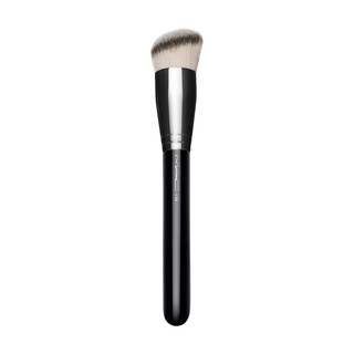 MAC แปรงเกลี่ยรองพื้น 170 Synthetic Rounded Slant Brush แปรงสำหรับใบหน้า แปรง อุปกรณ์แต่งหน้า เครื่องสำอาง ความงาม