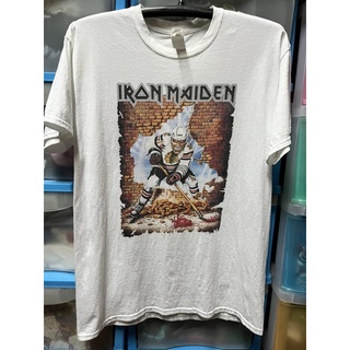 เสื้อยืดผ้าฝ้ายพิมพ์ลายขายดี เสื้อวงIronMaidenแท้ป้ายGILDANผ้าขาว