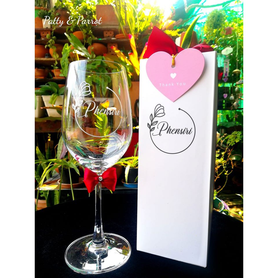 แก้วไวน์แดง สลักชื่อได้​ ทักแชทเเจ้งชื่ิอ​ เลือกฟอนต์ในเเชท​ ของขวัญ ของที่ระลึก รหัส W2