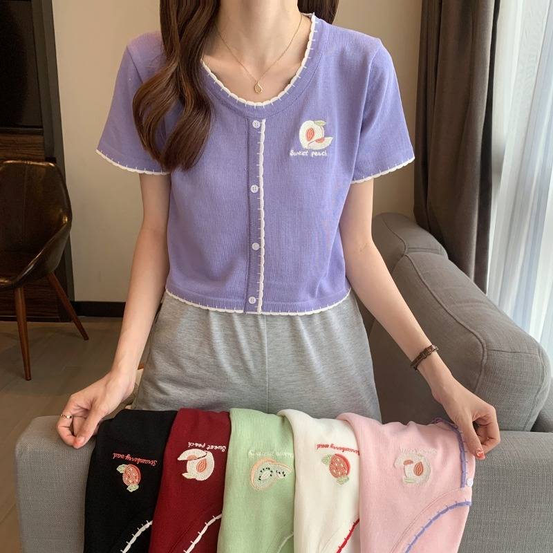 DODO เสื้อครอปแต่งขอบหยัก แขนสั้น ปักรูปผลไม้น่ารักมาก(6503)