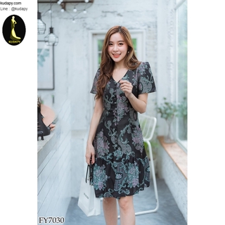 เดรสสั้นสีดำลายไทย คอวีกระดุมหลอกด้านหน้า แขนพอง เดรสระบาย